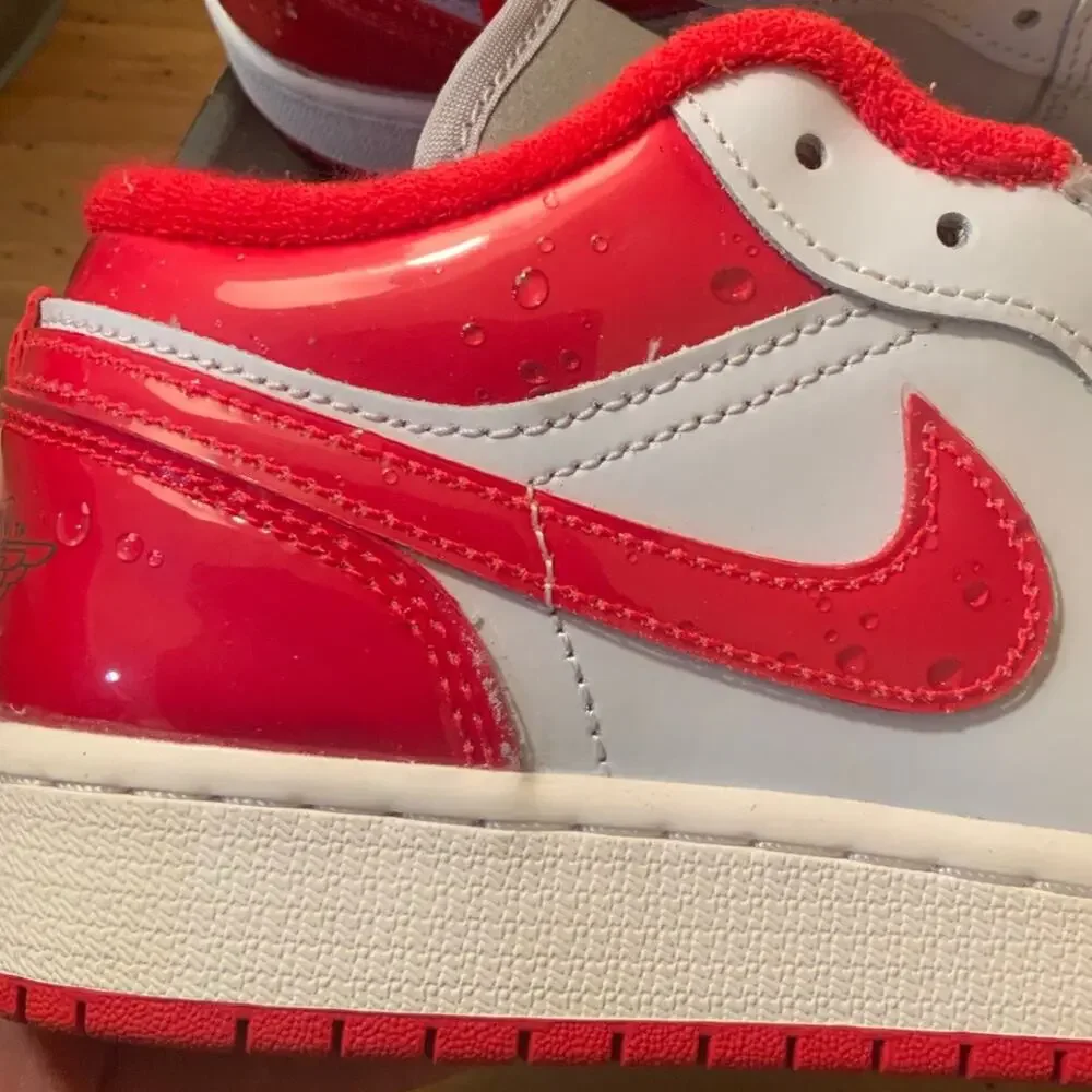 Nike Air Jordan 1‎ low SE Football Grey/University Red Youth shoes NIB Size 4